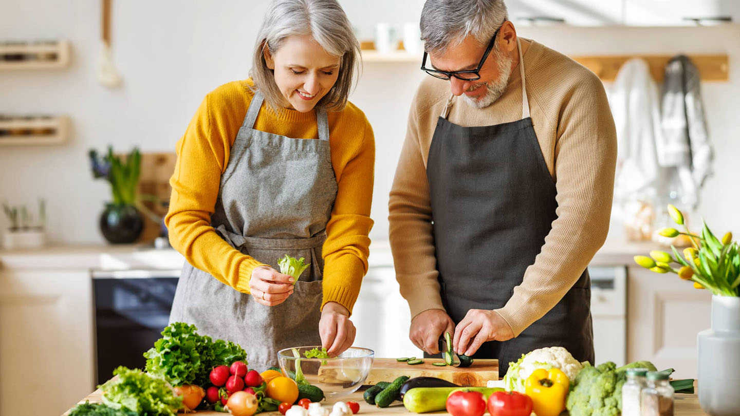 Essential Tips for Nutrition and Hydration in Healthy Aging